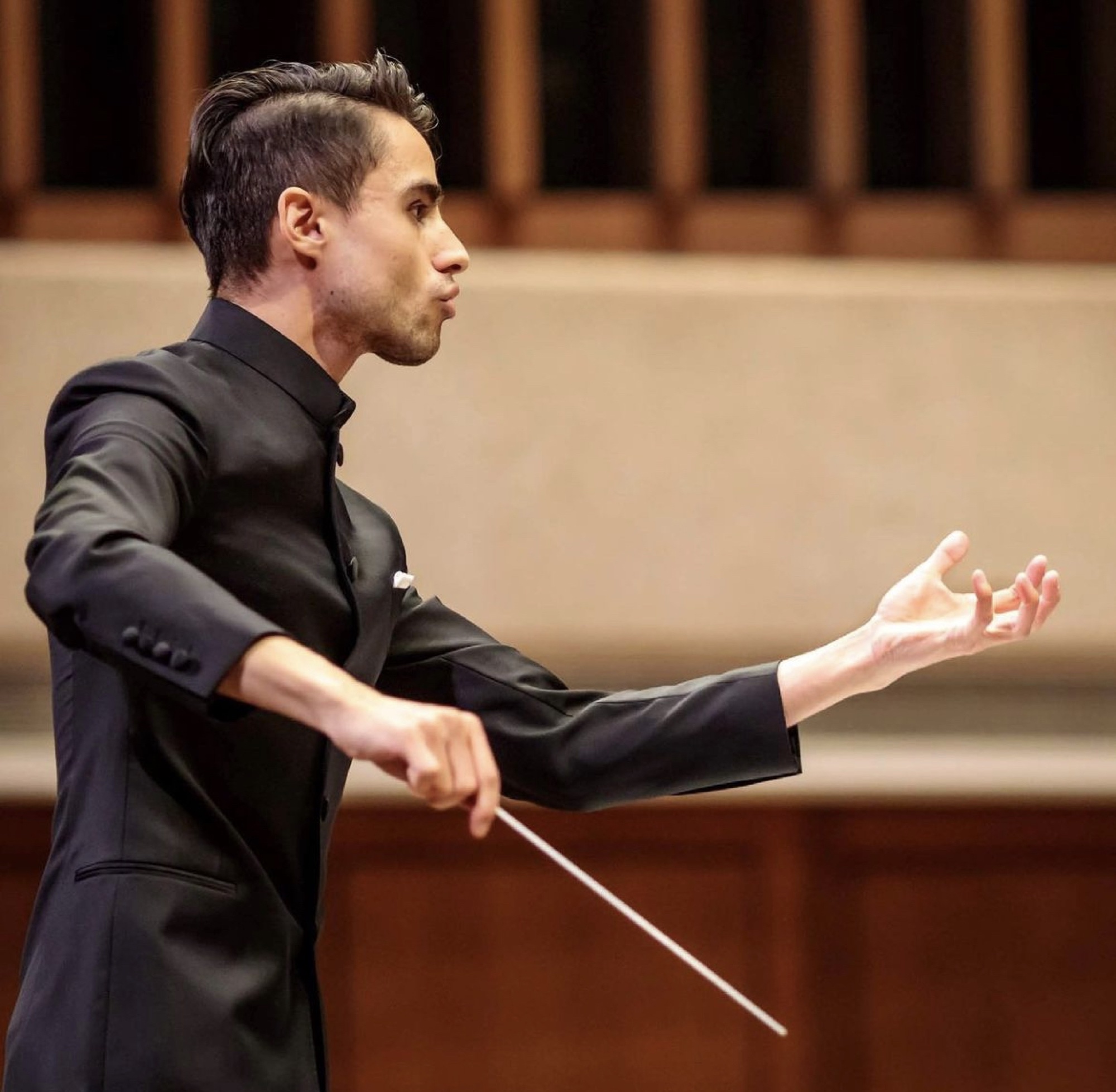 Jonathan Villela conducting